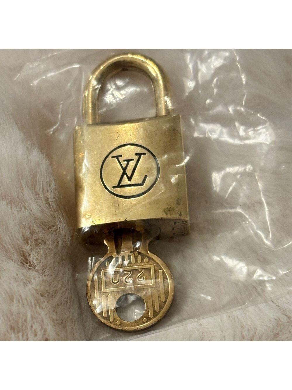 Rarer #220 Louis Vuitton Gold Padlock & Key - 200 Series - Picture 7 of 7
